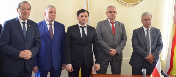 Рауль Хаджимба посетил посольство Южной Осетии Рауль Хаджимба посетил посольство Южной Осетии - Sputnik Абхазия