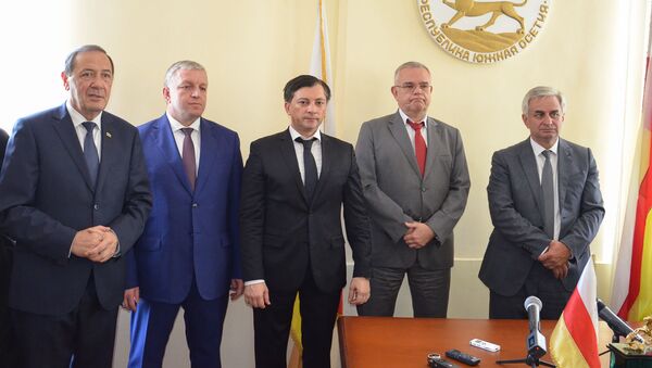 Рауль Хаджимба посетил посольство Южной Осетии - Sputnik Абхазия