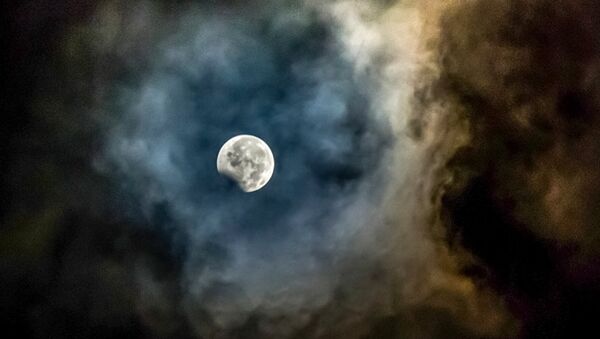 В ночь с 7-го на 8 августа жителям планеты, в том числе и казахстанцам, выпала уникальная возможность стать свидетелями лунного затмения. На этом фото запечатлена луна, обрамленная пеплом от вулкана Маунт Синабунг, во время пика затмения в северной части острава Суматра. - Sputnik Аҧсны