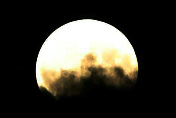Луна во время частичного лунного затмения в столице Турции – Анкаре. - Sputnik Абхазия