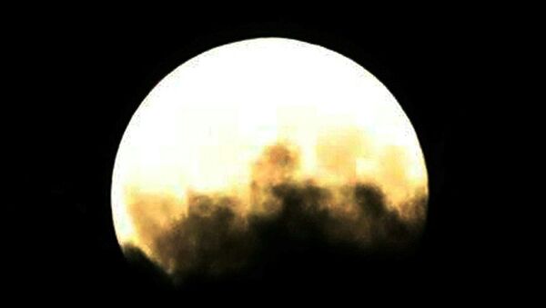 Луна во время частичного лунного затмения в столице Турции – Анкаре. Архивное фото - Sputnik Абхазия