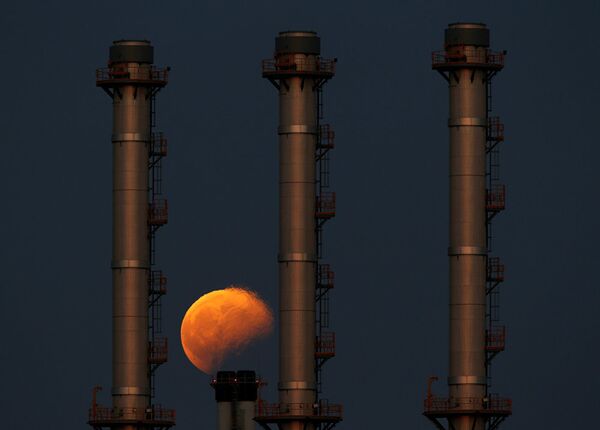 А это – восходящая луна во время затмения на Мальте. Дымовые трубы электростанции на острове Делимара близ деревни Марсаклокк, на фоне которых изображено ночное светило, лишь подчеркивают загадочность этого явления. - Sputnik Абхазия