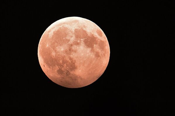 Фаза частичного лунного затмения, наблюдаемая на Северном Кавказе, город Грозный. - Sputnik Абхазия