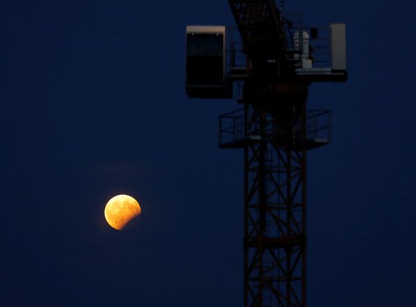 Небесное светило поднимается над землей, бросая свои тени во время частичного лунного затмения в Вене, Австрия. - Sputnik Абхазия