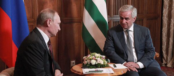 Встреча Рауля Хаджимба и Владимира Путина в Пицунде Встреча Рауля Хаджимба и Владимира Путина в Пицунде - Sputnik Абхазия