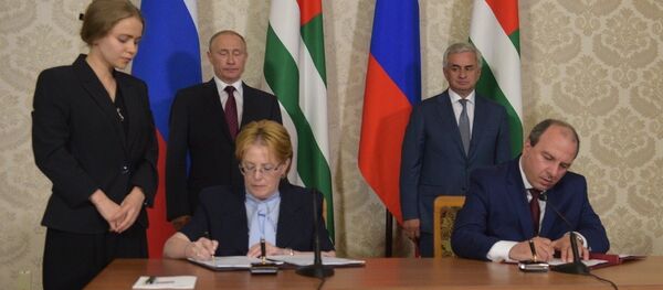Абхазия и Россия подписали Соглашение по медстрахованию Абхазия и Россия подписали Соглашение по медстрахованию - Sputnik Абхазия