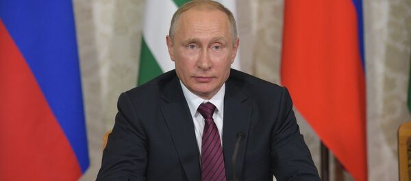 Владимир Путин с рабочим визитом посетил Абхазию 8 августа 2017 года Владимир Путин с рабочим визитом посетил Абхазию 8 августа 2017 года - Sputnik Абхазия