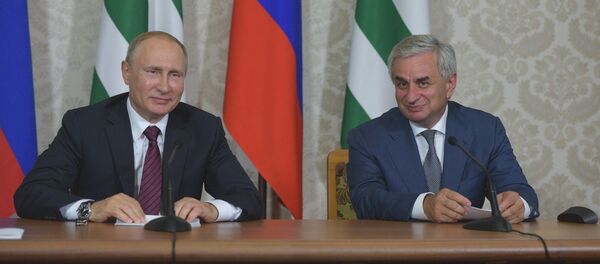 Рауль Хаджимб и Владимир Путин на встрече в Пицунде Рауль Хаджимб и Владимир Путин на встрече в Пицунде - Sputnik Абхазия