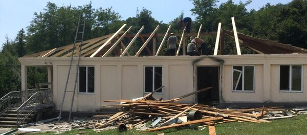 Строители приступили к восстановлению домов в Приморском - Sputnik Абхазия