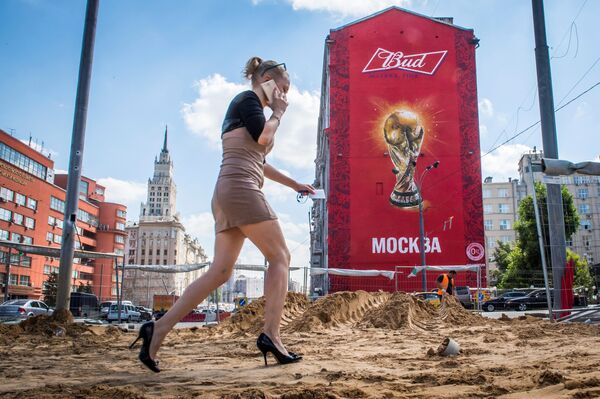Женщина идет по тротуару, который обновляется. Город готовится к чемпионату мира по футболу - Sputnik Абхазия
