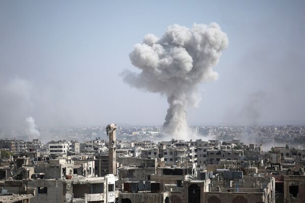 Воздушный удар сирийских правительственных сил в повстанческих частях района Джобар, на восточной окраине сирийской столицы Дамаска - Sputnik Абхазия