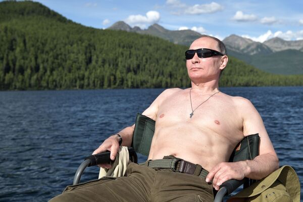 Президент России Владимир Путин загорает во время отпуска в отдаленной Тувинской области на юге Сибири - Sputnik Абхазия