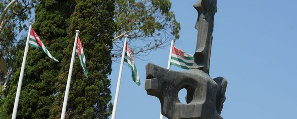 Возложение цветов к мемориалу Мемориалу Славы - Sputnik Абхазия