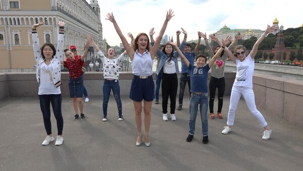 Эмма Гаджиева прогулялась с участниками конкурса Ты супер! Танцы по Москве - Sputnik Абхазия