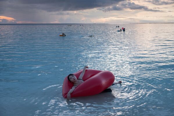 Женщина купается в районе залива Тумон Гуам. - Sputnik Абхазия