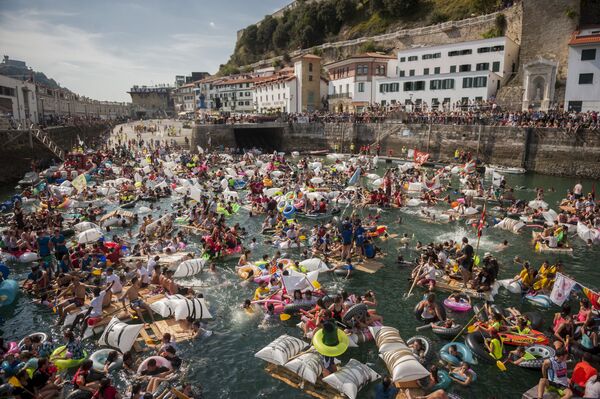 Тысячи людей купаются в порту испанского города Сан-Себастьян во время праздничного мероприятия «Абордей» - Sputnik Абхазия