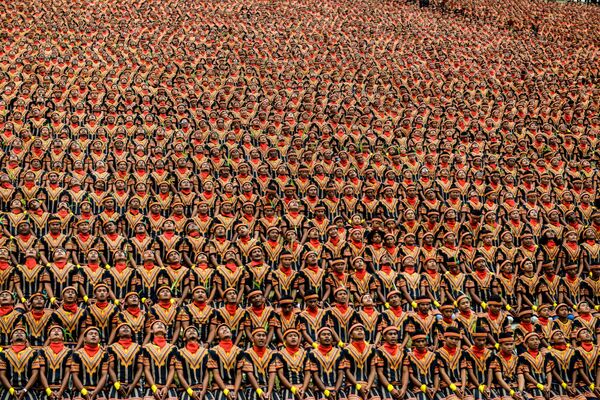 Мужчины принимают участие в репетиции массового традиционного выступления саманского танца в горном районе Гайо-Сью в Ачехе на острове Суматра Индонезии. - Sputnik Абхазия
