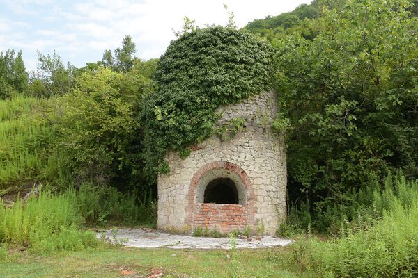 Производственная печь для обжига извести начала ХХ века рядом с Беслетским мостом Производственная печь для обжига извести начала ХХ века рядом с Беслетским мостом - Sputnik Абхазия