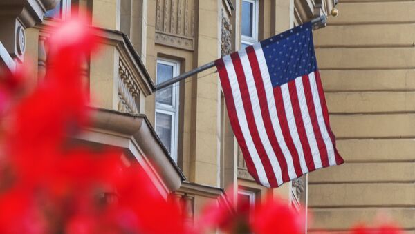 Государственный флаг США на здании американского посольства в Москве - Sputnik Абхазия
