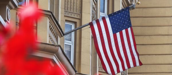 Государственный флаг США на здании американского посольства в Москве Государственный флаг США на здании американского посольства в Москве - Sputnik Абхазия