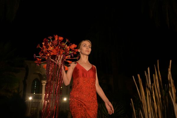 Композиции цветов Мадины Даутия поражают воображение своей нестандартностью. - Sputnik Абхазия