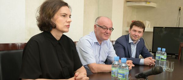 Встреча Эльвиры Арсалия со Святославом Велесовым и Дмитрием Дмитриенко Встреча Эльвиры Арсалия со Святославом Велесовым и Дмитрием Дмитриенко - Sputnik Абхазия