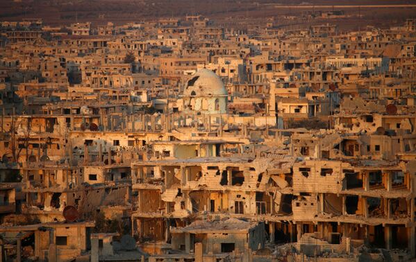 На общем плане видно поврежденные и разрушенные здания в южном городе Сирии, Дарае - Sputnik Абхазия