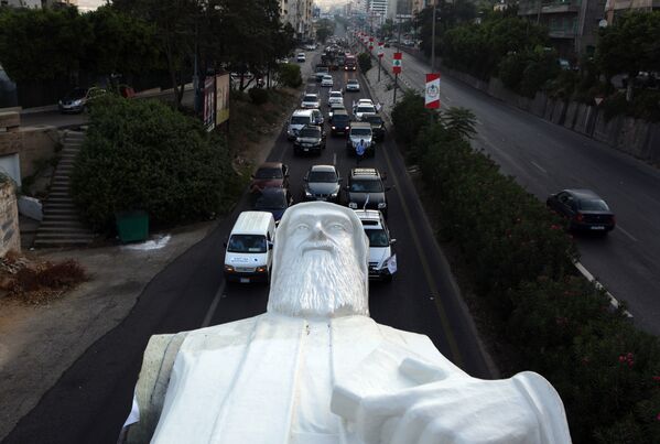 На снимке изображена статуя ливанского христианского монаха - маронита Сен-Шарбеля. Статуя весит 40 тонн, а ее длина состовляет 23 метра - Sputnik Абхазия