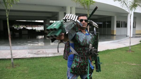 Индиец собрал костюм Железного человека с самодельными пушками из труб - Sputnik Абхазия