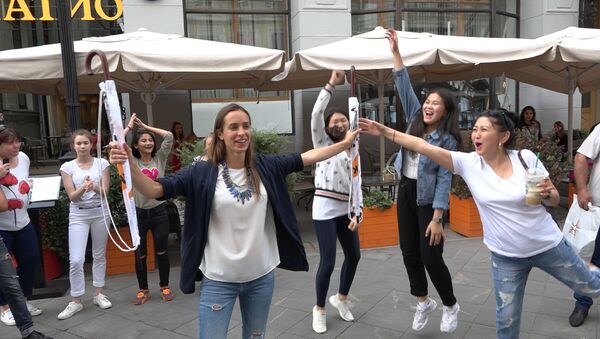Участники шоу Ты супер! Танцы поборолись за зонты Sputnik в шуточном состязании - Sputnik Абхазия