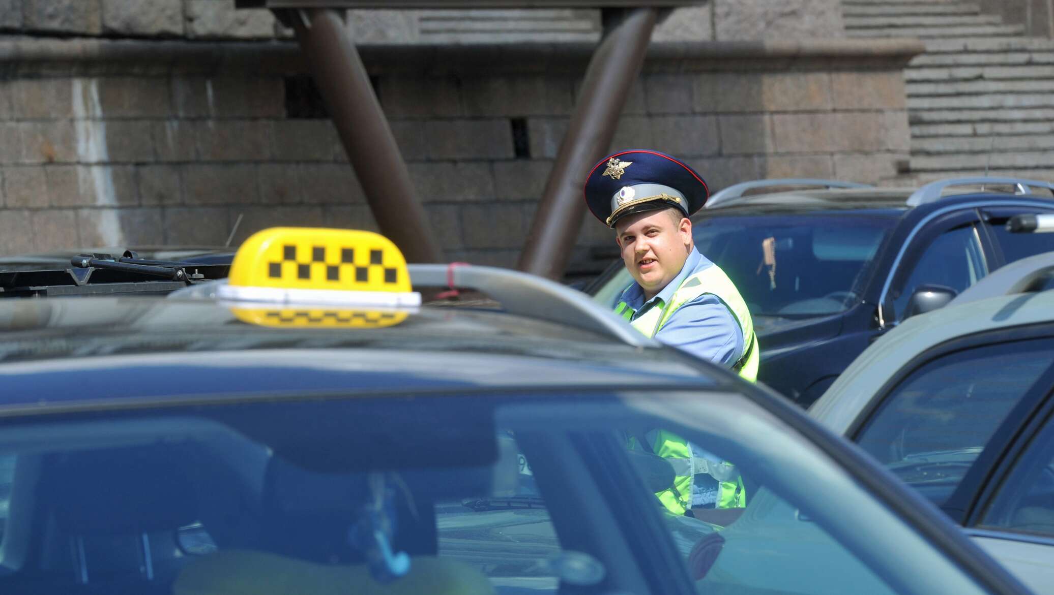 Водитель такси без лицензий. Таксисты бомбилы. Штраф за перевозку пассажира такси. Такси полиция Петрозаводска.