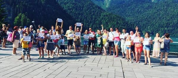 Туристы присоединились к флешмобу #Я отдыхаю в Абхазии, и мне нравится Туристы присоединились к флешмобу #Я отдыхаю в Абхазии, и мне нравится - Sputnik Абхазия