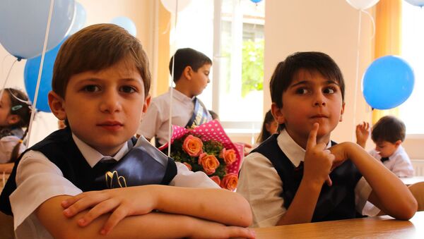 Ученики 1-го класса в средней школе №3 в Сухуме - Sputnik Аҧсны