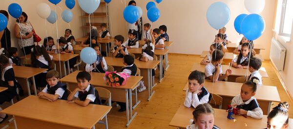 Ученики 1-го класса в средней школе №3 в Сухуме Ученики 1-го класса в средней школе №3 в Сухуме - Sputnik Абхазия