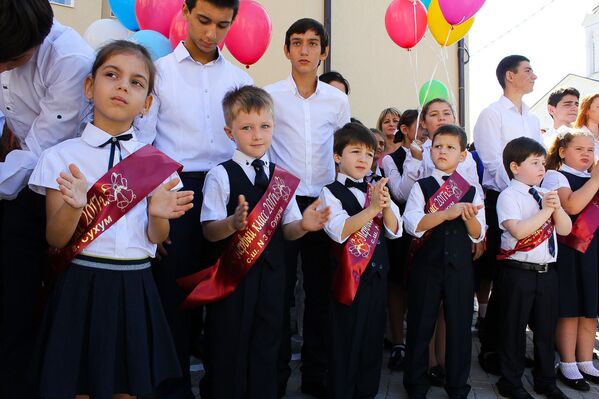 Учащиеся школы №3 на торжественной линейке, посвященной Дню знаний в Сухуме - Sputnik Абхазия