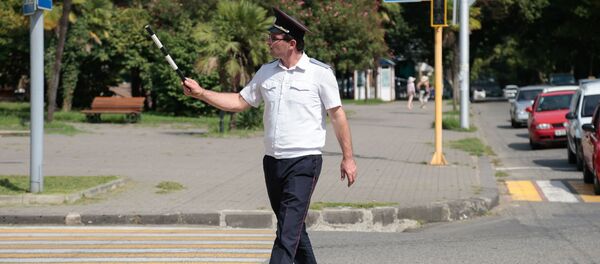 Работник ГАИ регулирует движение на перекрестке со сломанным светофором - Sputnik Аҧсны