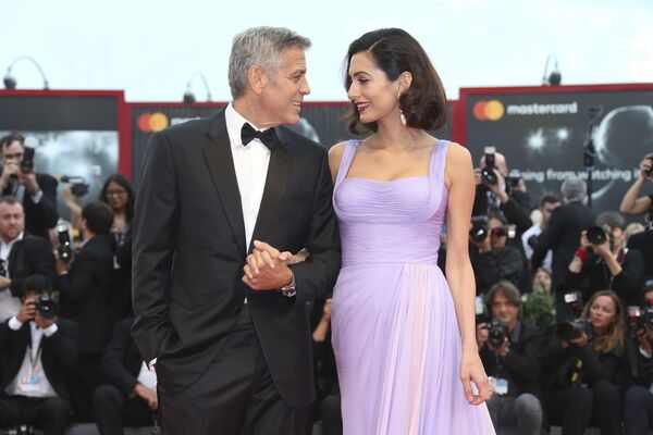 Актер и режиссер Джордж Клуни и его жена Амаль Клуни на 74-ом Венецианском кинофестивале, Италия - Sputnik Абхазия