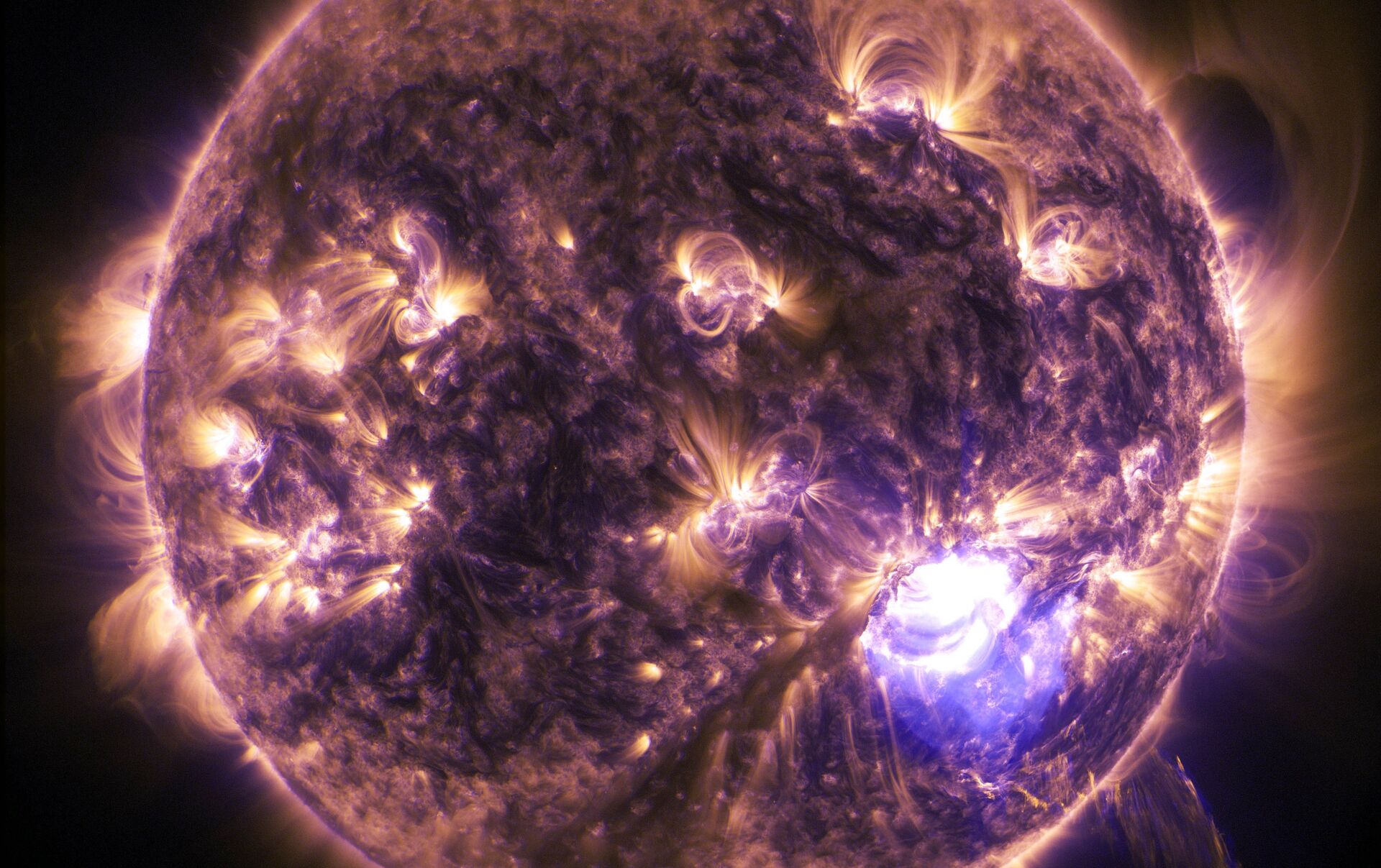 Первая магнитная буря. Солнце в космосе. Солнце снимок из космоса. Планеты фото. Солнце фото.