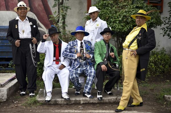 Группа «Пачукос» позируют на площади Культурного Полифорума Карранса в Мехико - Sputnik Абхазия