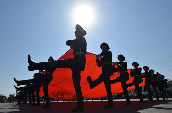 В честь празднования 26-й годовщины независимости Кыргызстана от Советского Союза на площади Ала-Тоо в Бишкеке солдаты несут свой национальный флаг - Sputnik Абхазия