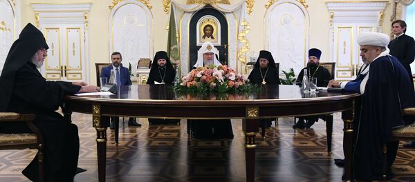 Патриарх Московский и всея Руси Кирилл (в центре), верховный патриарх и католикос всех армян Гарегин II (слева) и духовный лидер Азербайджана, глава Управления мусульман Кавказа Аллахшукюр Пашазаде (справа) во время встречи в Москве - Sputnik Абхазия