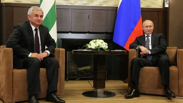 Рауль Хаджимба и Владимир Путин - Sputnik Абхазия