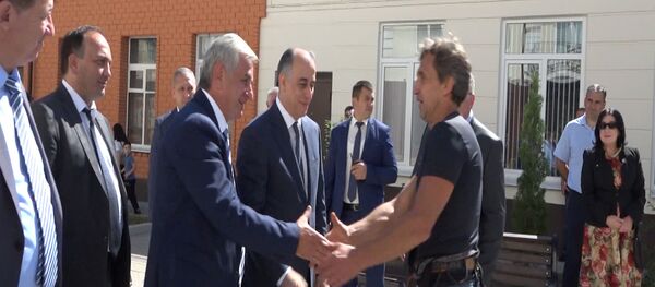 Прогулка по Нальчику, канатоходец и юнармейцы: Хаджимба в КБР Прогулка по Нальчику, канатоходец и юнармейцы: Хаджимба в КБР - Sputnik Абхазия