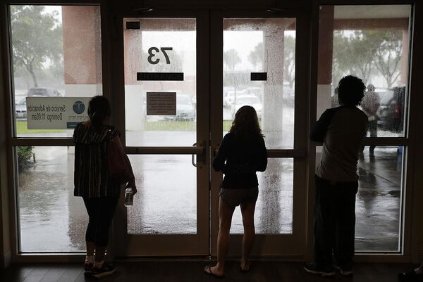 Эвакуированные жители Неаполя, штат Флорида, смотрят на буйство урагана из укрытия. - Sputnik Абхазия