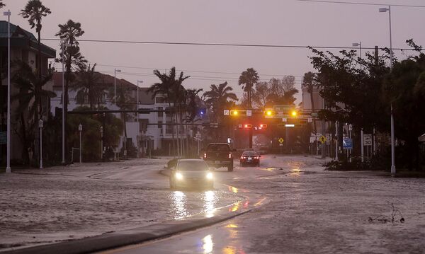Автомобиль едет по затопленным улицам города Неаполь, штат Флорида. - Sputnik Абхазия