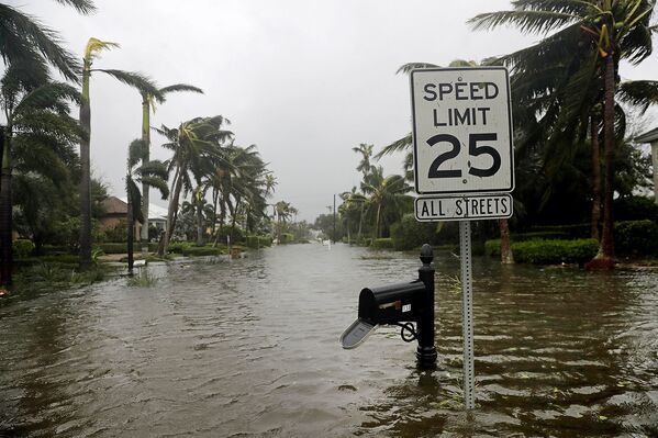 Затопленные улицы города Неаполь (штат Флорида) после прохождения урагана Ирма. - Sputnik Абхазия
