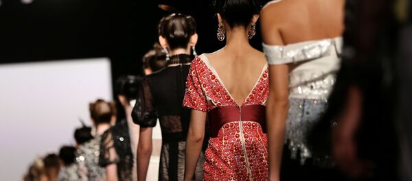 Модели на подиуме на Неделе моды в Нью-Йорке Модели на подиуме на Неделе моды в Нью-Йорке - Sputnik Абхазия