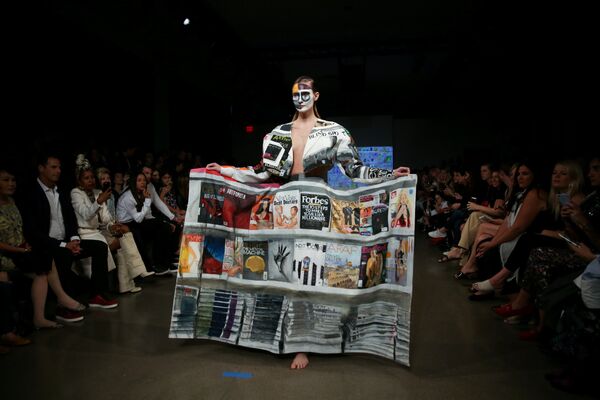 Модель во время презентации коллекции Liu Bolin Debut на Неделе моды в Нью-Йорке - Sputnik Абхазия