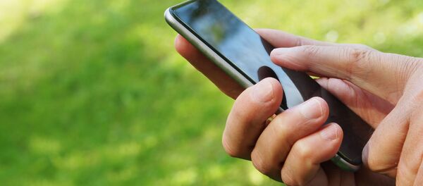 Человек со смартфоном Человек со смартфоном - Sputnik Абхазия