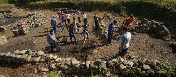Археологические раскопки студентов в Сухумской крепости Археологические раскопки студентов в Сухумской крепости - Sputnik Абхазия